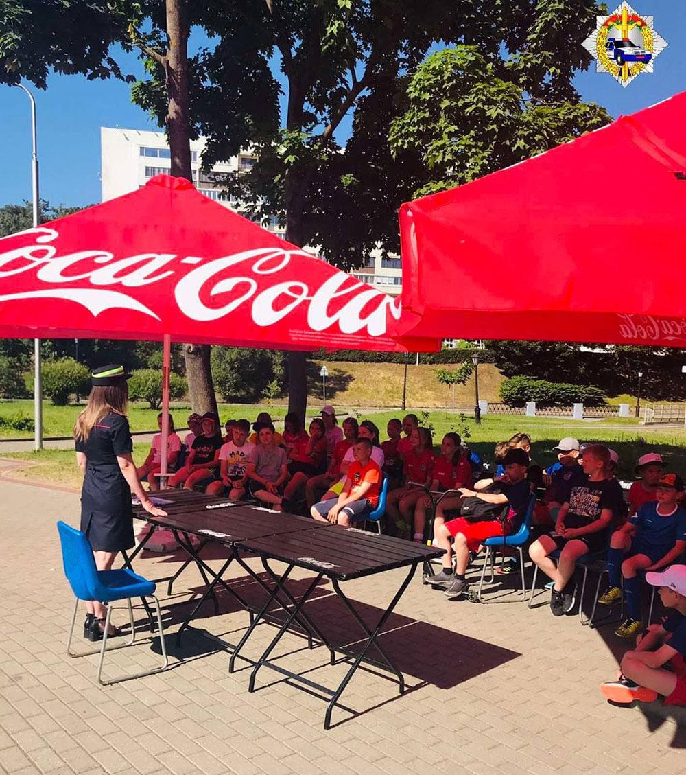 Сотрудники Партизанского района столицы побывали в гостях у ребят, посещающих спортивно-оздоровительный лагерь на базе «Клуб по хоккею на траве»»