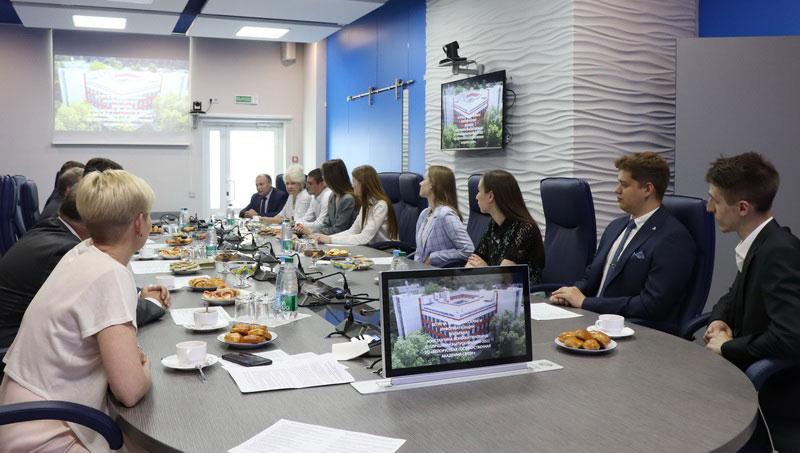 23 июня  Министр связи и информатизации встретился с лучшими выпускниками Академии связи