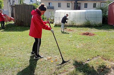 Представители БРСМ благоустроили территорию у храма в честь Рождества Иоанна Предтечи