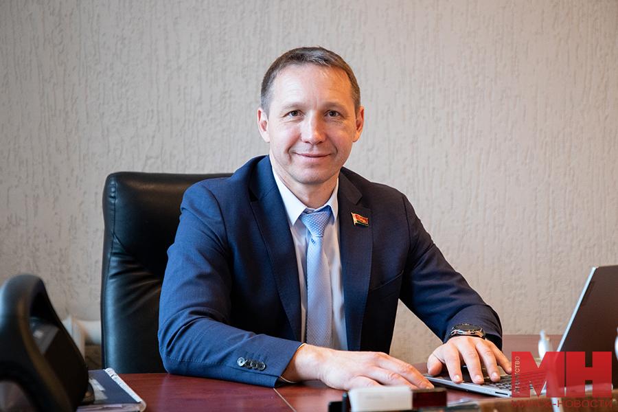 Когда построят детскую поликлинику на ул. Долгобродской, и как депутаты выполняют другие наказы избирателей