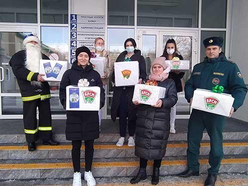 С подарками детям, находящимися на лечении в ГУ «РНПЦ неврологии и нейрохирургии»