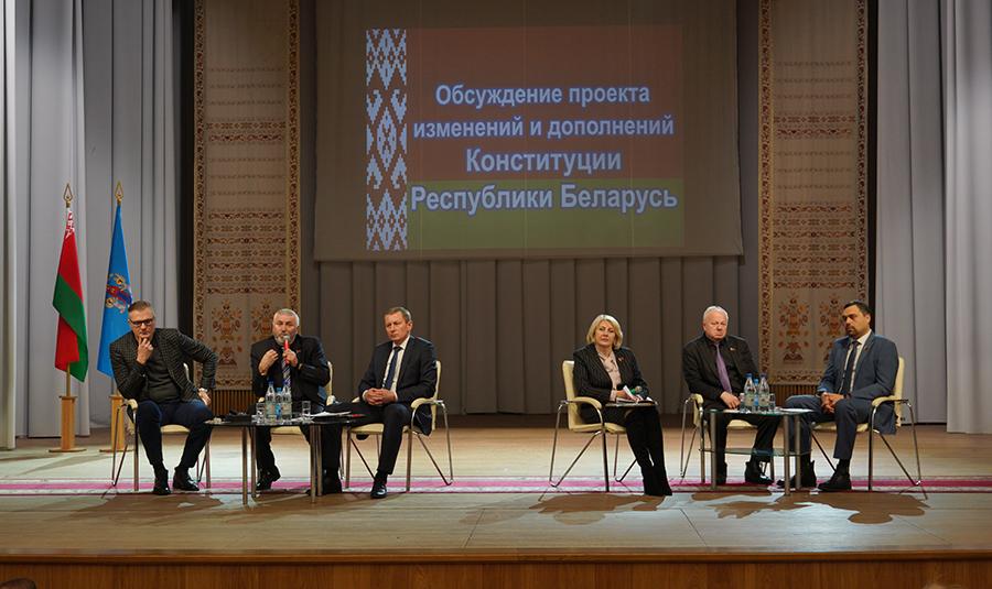 Проект изменений и дополнений Конституции обсудили на диалоговой площадке в ДК МТЗ  Этот материал скопирован со страницы: https://xn--80aumfdhd.xn--90ais/news/proekt-izmenenij-i-dopolnenij-konstituczii-obsudili-na-dialogovoj-ploshhadke-v-dk-mtz/