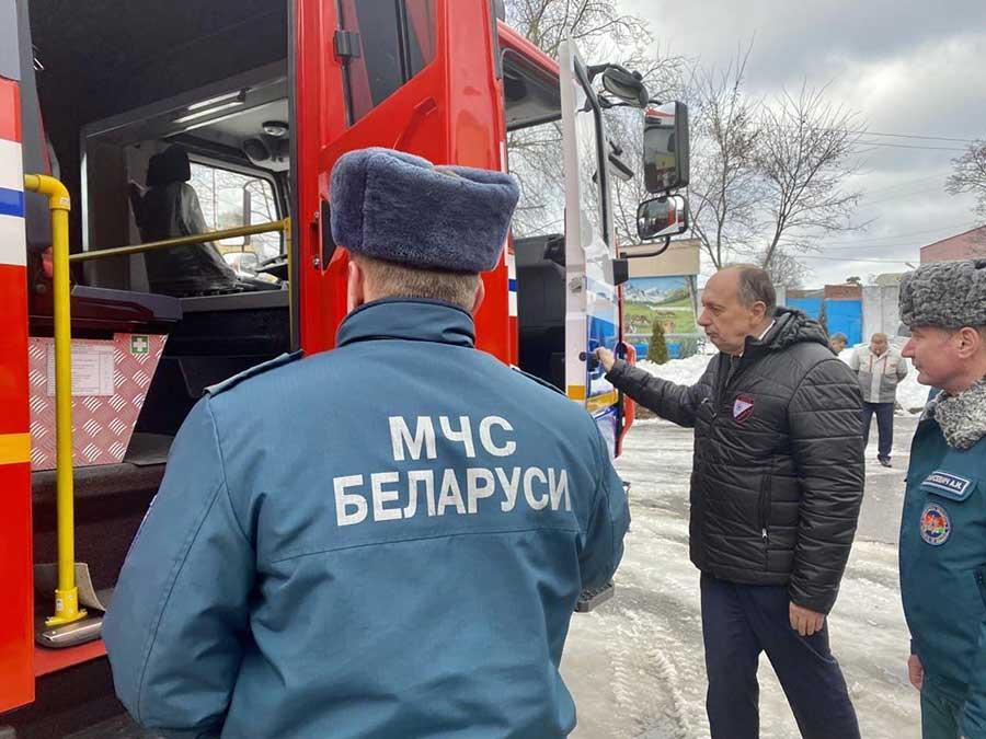 Минский тракторный завод приобрел для Пожарной аварийно-спасательной части № 25 Партизанского РОЧС автомобиль быстрого реагирования. Ключи от новой машины вручил генеральный директор ОАО «МТЗ» Виталий Вовк