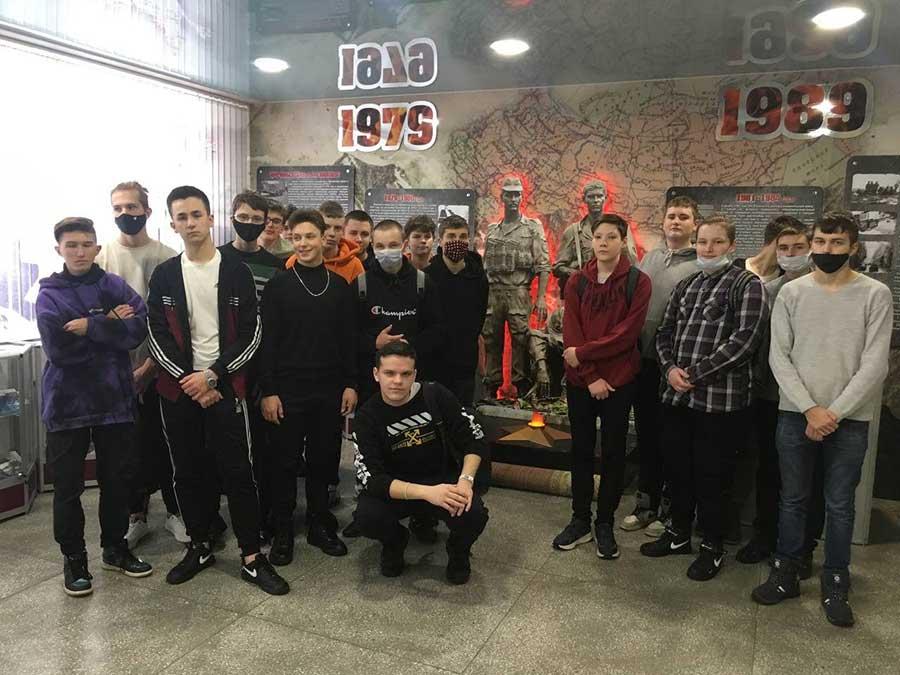 Солдат войны не выбирает, но он вправе выбрать для себя дорогу смелости, чести и верности воинскому долгу