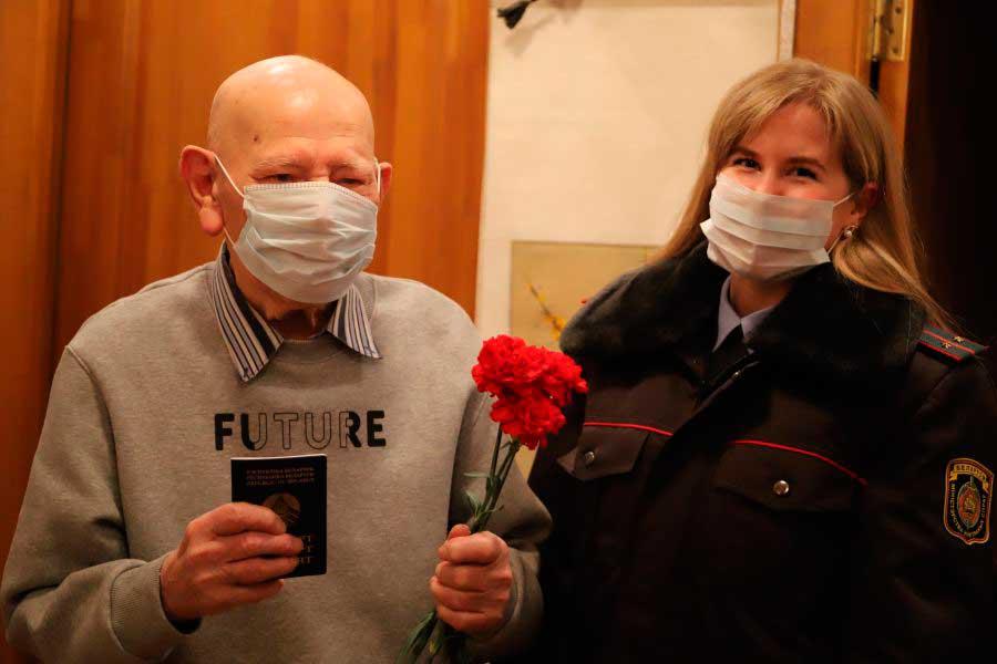 Сотрудники Партизанского РУВД вручили паспорт 100-летнему юбиляру