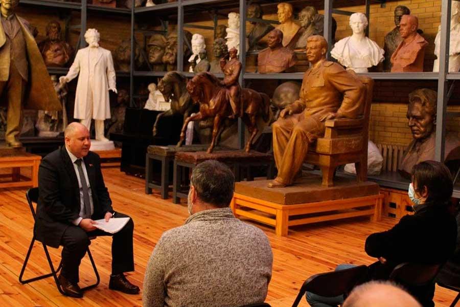 Встреча Виталия Бреля, начальника управления культуры Мингорисполкома, прошла 17 февраля 2022 года, с трудовым коллективом государственного учреждения «Мемориальный музей-мастерская З.И. Азгура»