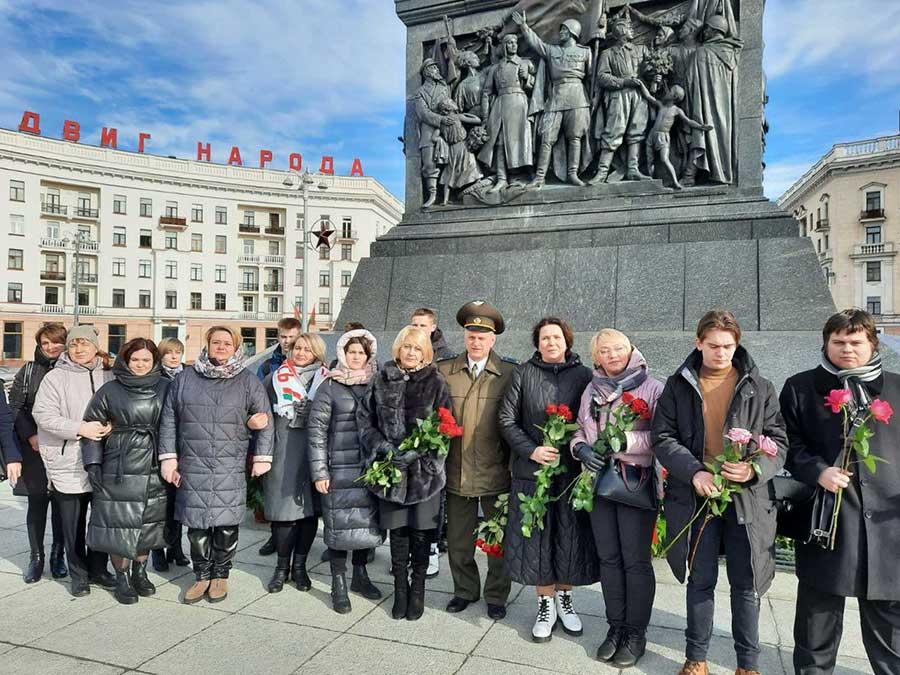 Возложение цветов к монументу Победы