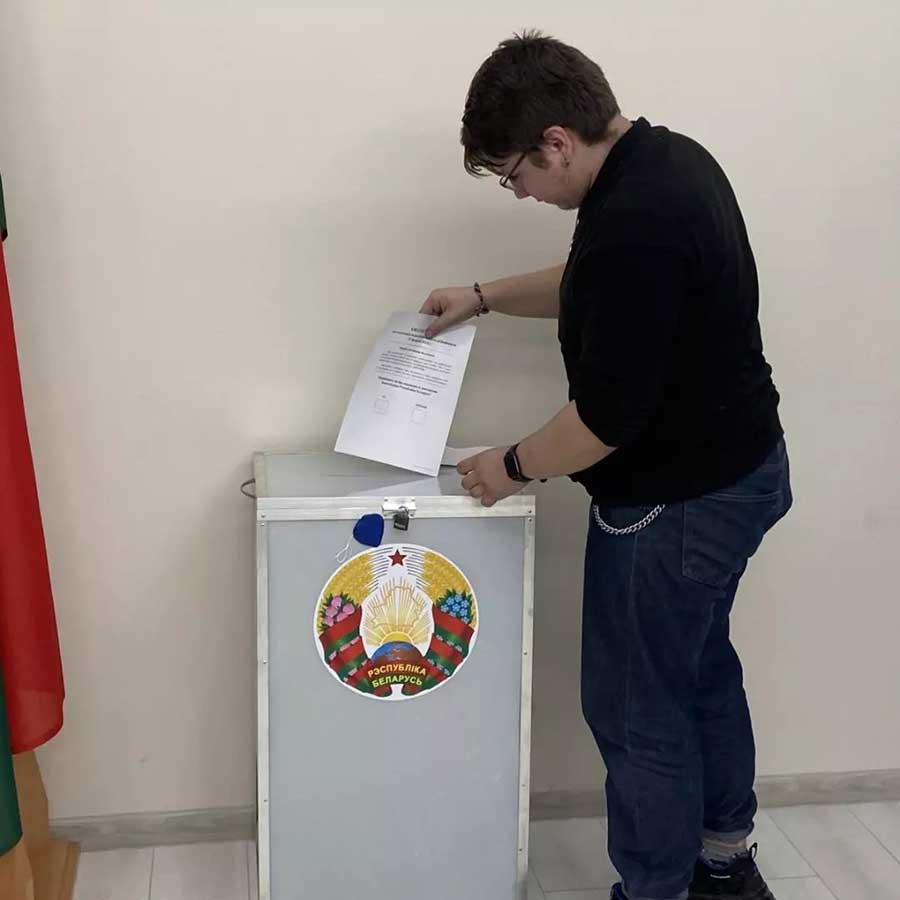 Акция "Первое голосование" Партизанской районной г. Минска организации РОО "Белая Русь" состоялась сегодня на участке номер 35 Партизанского района г. Минска