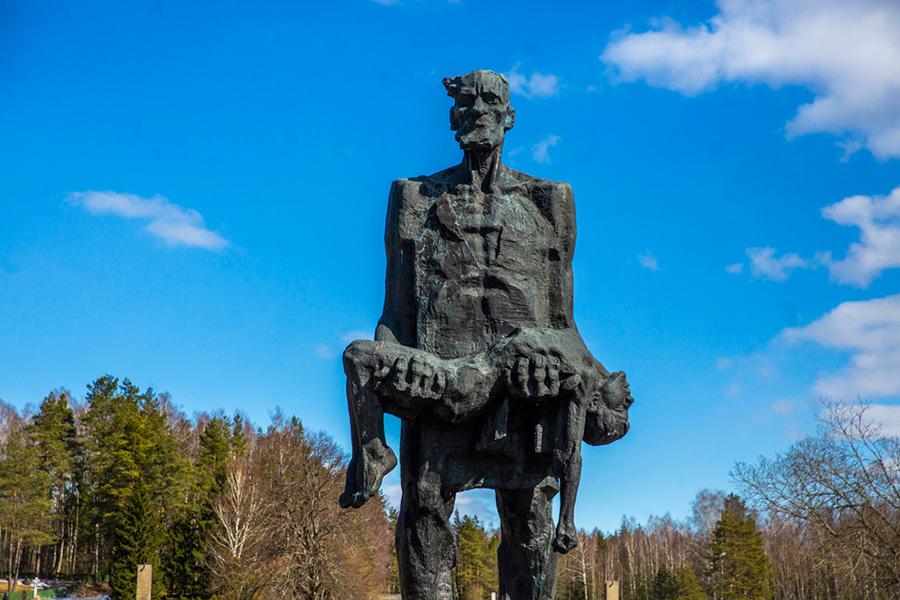 Сегодня Хатынь посетили более 200 студентов МГЛУ и учащихся Лингвогуманитарного колледжа