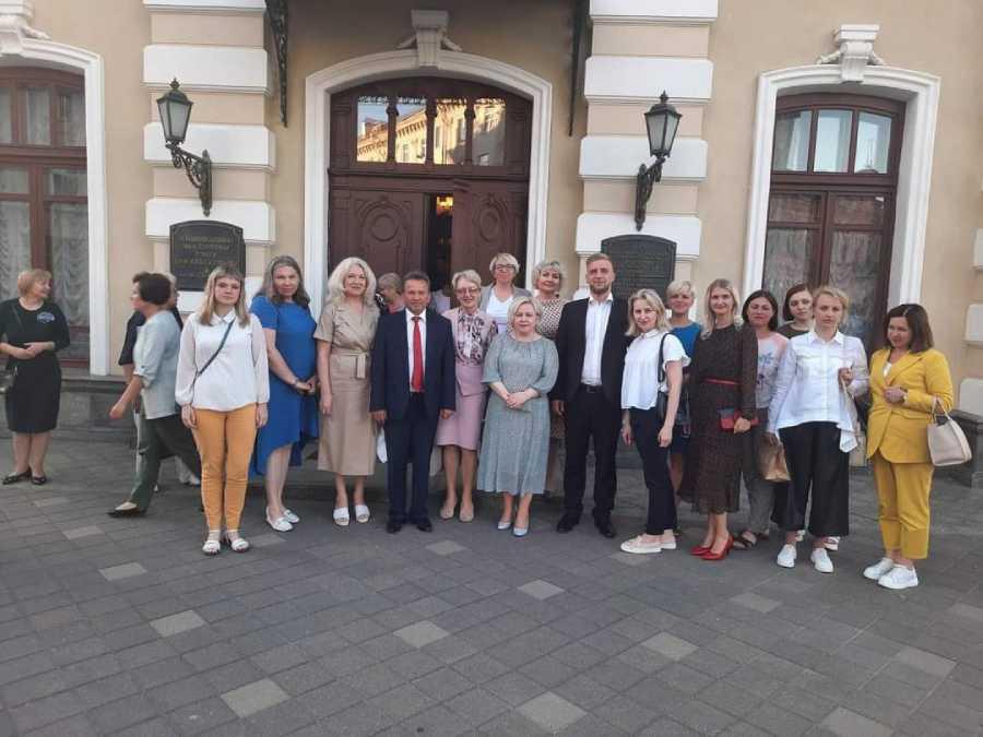 ИДЕАЛЬНЫЙ ВЕЧЕР В КУПАЛОВСКОМ: СПЕКТАКЛЬ «ВЕЧЕР» ПОСЕТИЛИ КОЛЛЕКТИВЫ ПРЕДПРИЯТИЙ ПАРТИЗАНСКОГО РАЙОНА