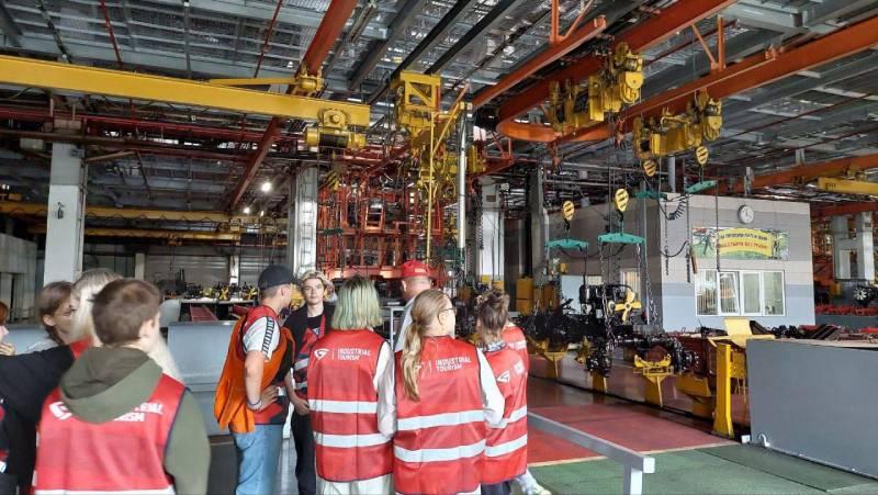 Воспитанники о/л «Оптимист» посетили музейно-промышленный центр трудовой славы МТЗ