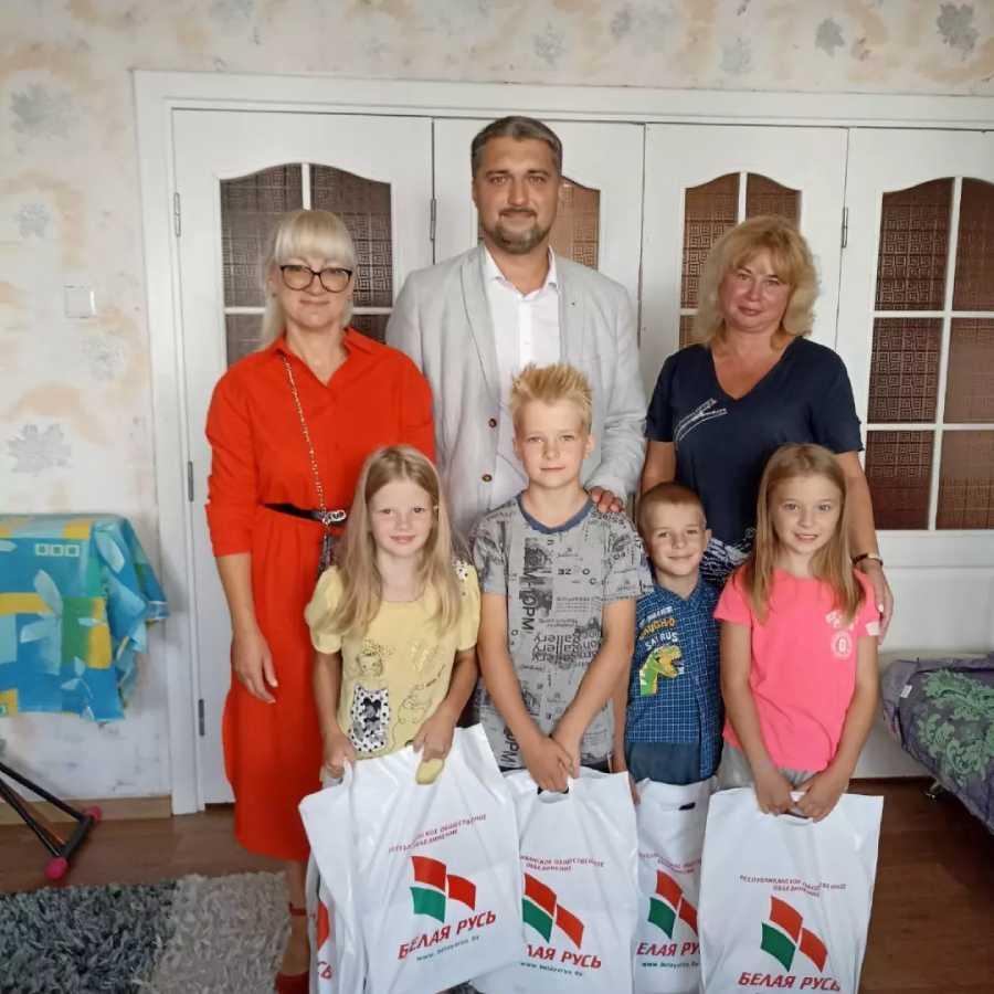 Продолжается акция " В школу - с "Белой Русью"