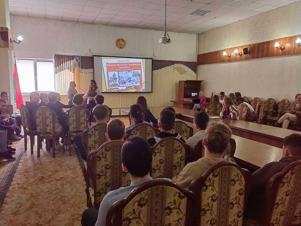 15 сентября в филиале КСТМиА УО РИПО состоялся интерактивное занятие - интеллектуальный брейн-ринг "Земля под белыми крыльями", посвященный Дню народного единства
