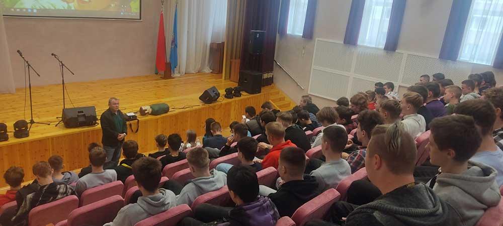 18.10.2022 в актовом зале УО "Минский государственный колледж монтажных технологий и транспортной логистики" была организована встреча с представителем ОСВОД Партизанского района Калиновым Александром Сергеевичем