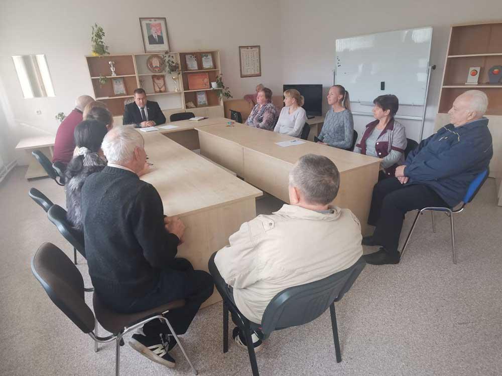 Встречу с трудовым коллективом ГУ «СДЮШОР по теннису» в рамках Единого дня информирования провел заместитель главы администрации Партизанского района города Минска Лебедь Владимир Михайлович