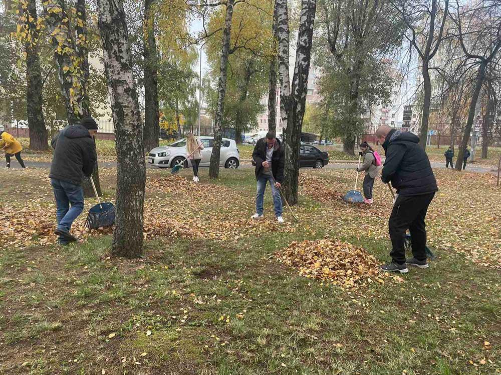 Под девизом «Мой безопасный и чистый двор!» 22 октября дружно и слаженно работники Партизанского РОЧС приняли участие в районном субботнике на дворовой территории многоквартирных жилых домов №24, 26, 28 по ул. Антоновская