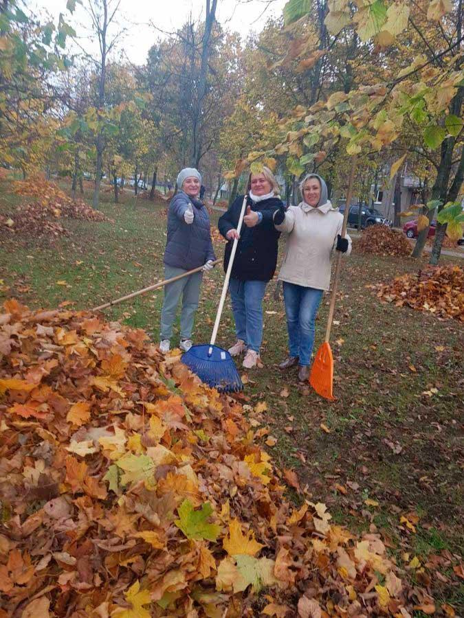 Только в Антоновском парке работало более 350 человек. В Партизанском районе прошли массовые субботники