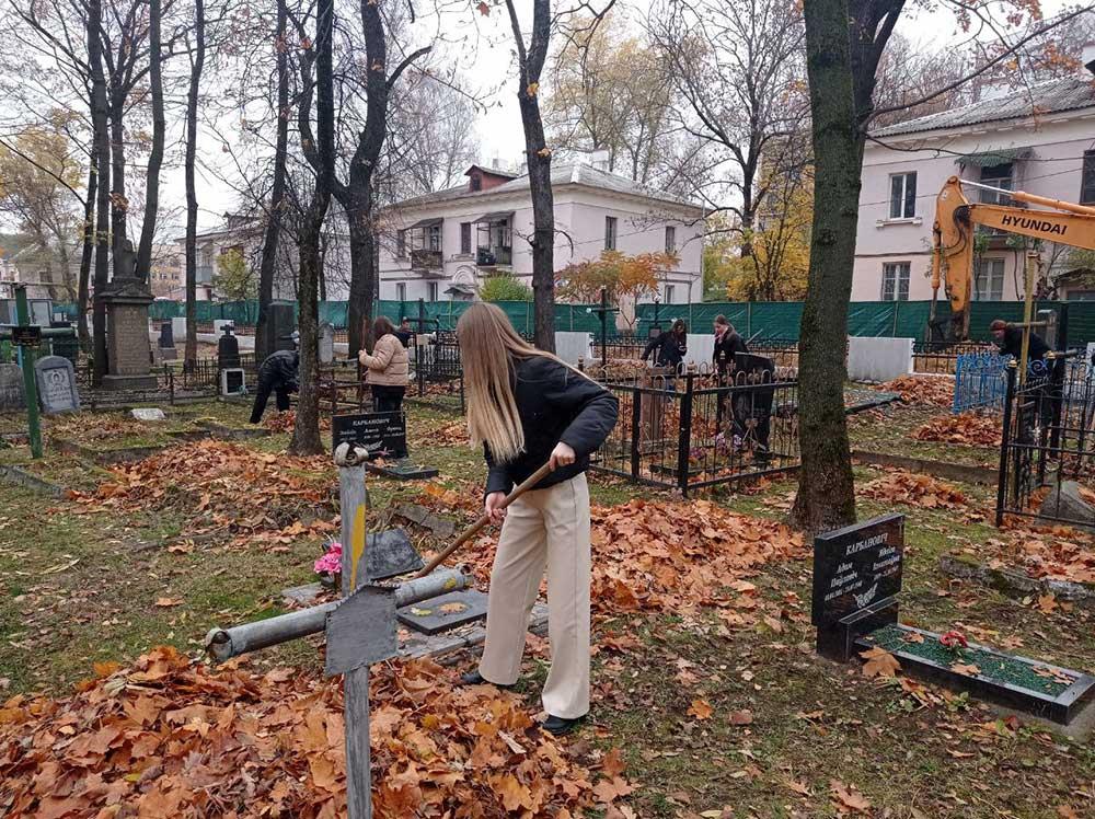 28 октября 2022 года заместитель директора по ВР Куликова Т.С., педагог социальный Самкович И.Л.и учащиеся УО "Минский государственный медицинский колледж» приняли участие в благоустройстве и наведении порядка на кладбище «Военное»