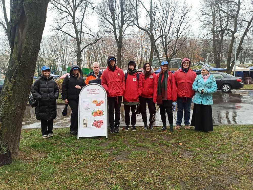 Молодежь Минского колледжа предпринимательства оказывает помощь пожилым на сельскохозяйственной ярмарке