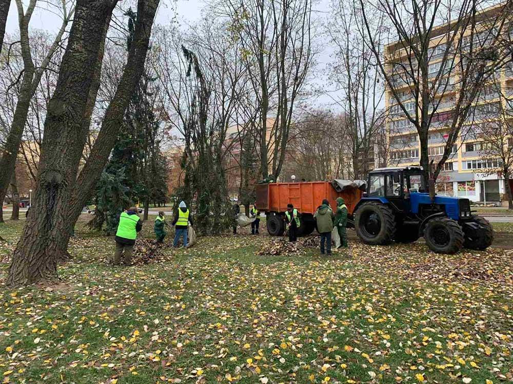 Осенний месячник по наведению порядка в городе продолжается