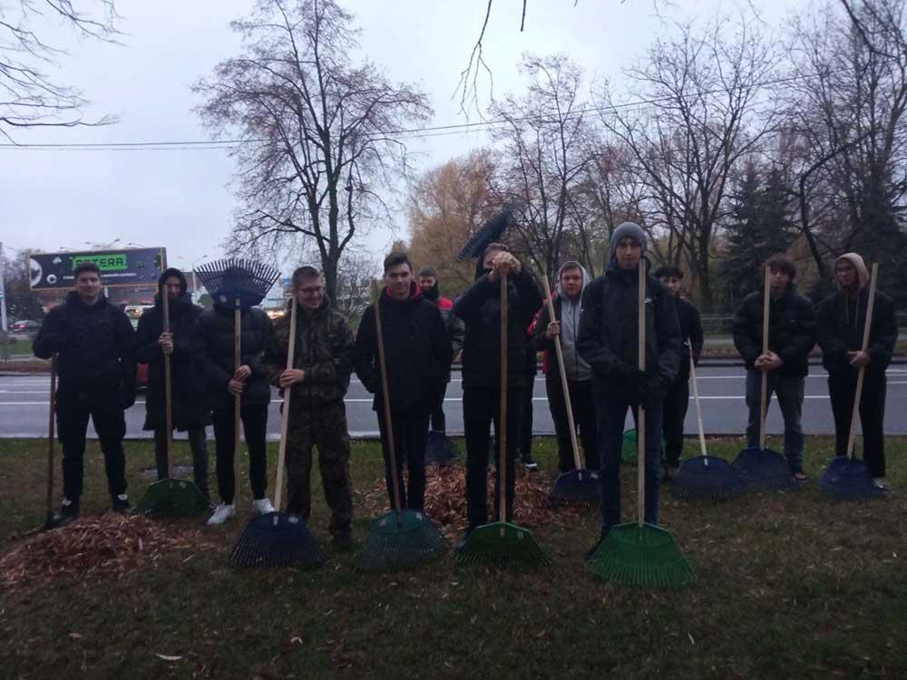 12 ноября 2022 года субботним утром ребята из филиала БНТУ "Минский государственный машиностроительный колледж" принимают активное  участие в районном месячника по уборке территорий Партизанского района