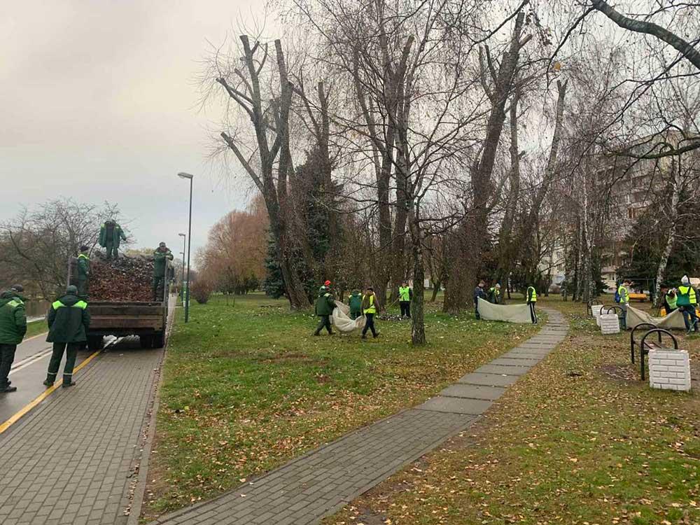 12 ноября работники УП "Зеленстрой Партизанского района г.Минска" совместно с общественностью очистили от опавшей листвы следующие территории