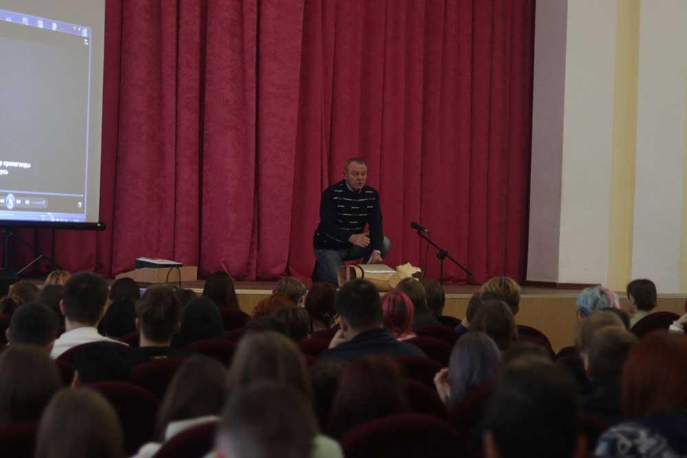 В актовом зале филиала БНТУ "Минский государственный архитектурно-строительный колледж" 16 ноября 2022 года состоялась встреча учащихся с председателем ОСВОД Партизанского района г. Минска Александром Калиновым