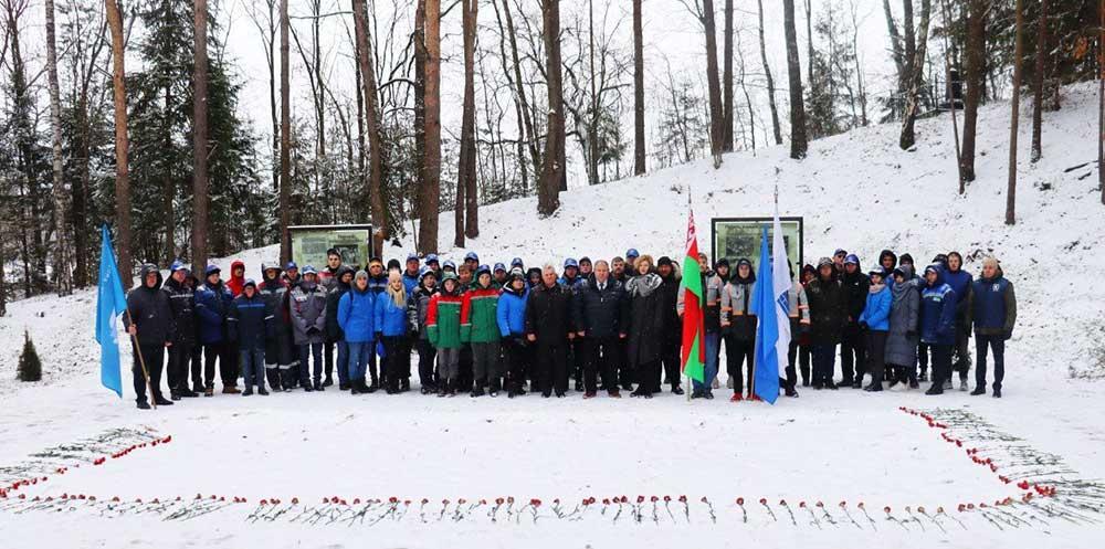 В рамках Года исторической памяти представители УП «Минскметрострой» приняли участие в реквиеме памяти, который прошел 18 ноября в урочище Ивановщина Логойского района