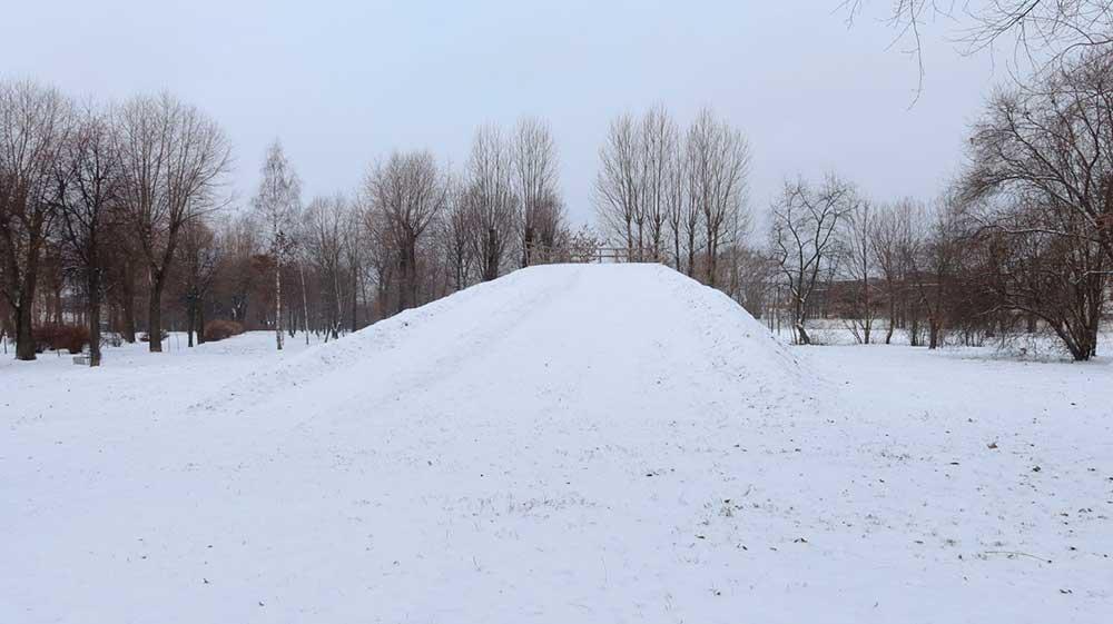 В Партизанском районе силами УП "Зеленстрой Партизанского района г.Минска" обустроены 4 снежные горки и готовы к приему желающих весело провести время и покататься на санках и тюбингах