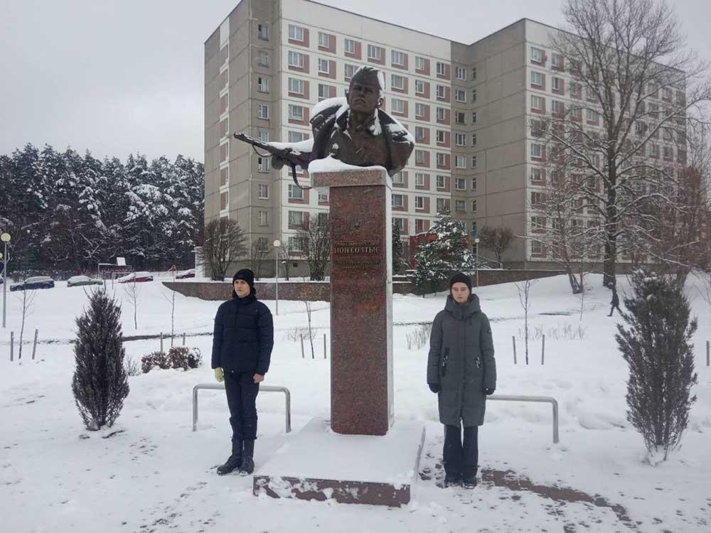 9 декабря в День памяти жертв преступлений геноцида учащиеся ГУО «Средняя школа №223 г. Минска имени Иона Солтыса» мужественно и стойко несут Вахту Памяти возле памятника Героя, чьим именем названа наша школа!