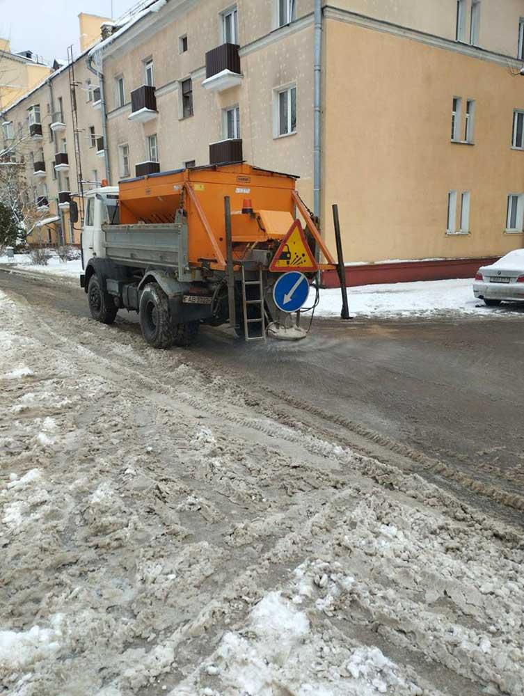 Работниками жилищно-эксплуатационных участков в усиленном режиме продолжаются работы по уборке дворовых территорий от снега
