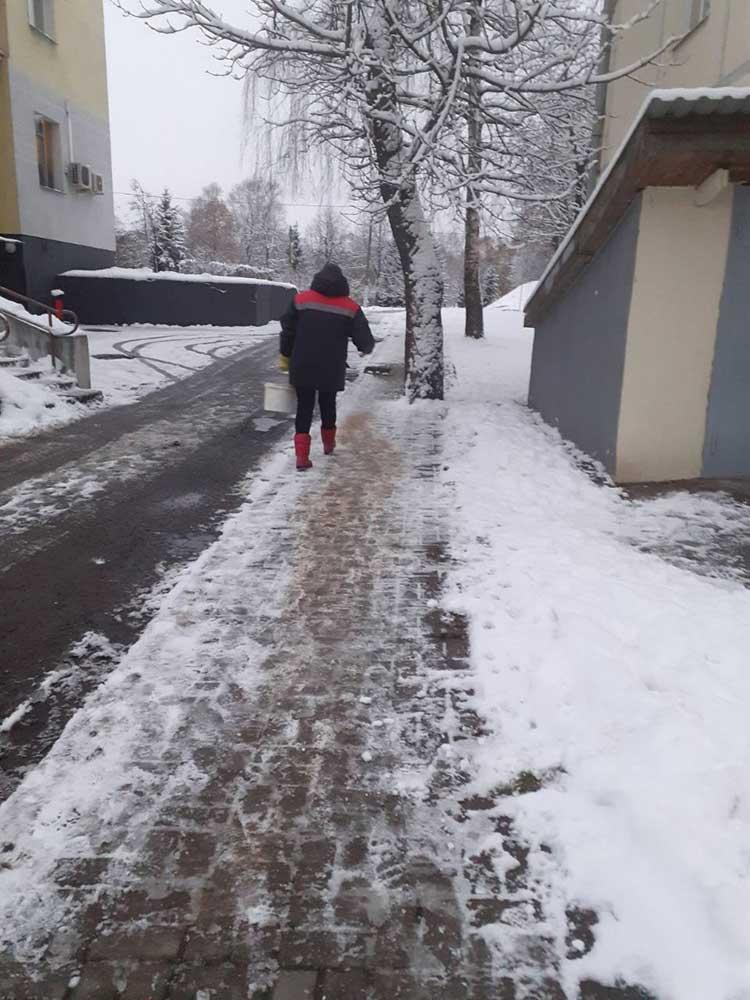 Работниками жилищно-эксплуатационных участков в усиленном режиме продолжаются работы по уборке дворовых территорий от снега