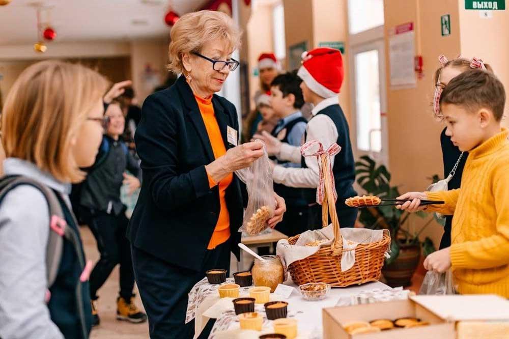 В преддверии новогодних праздников в Гимназия №7 волонтерами 20 декабря организованна и проведена благотворительная ярмарка «С добрым сердцем» в рамках благотворительного марафона «От сердца к сердцу»