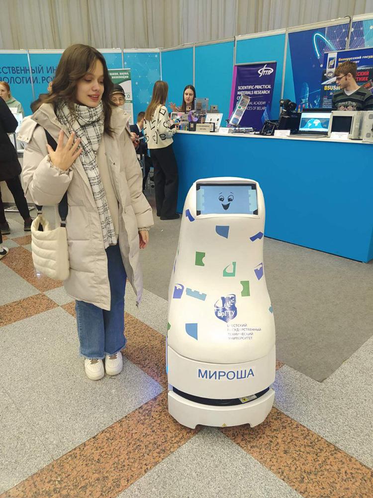 Учащиеся Минского колледжа предпринимательства из группы Л-2114 продолжают посещать выставку научно-технических достижений "Беларусь интеллектуальная", которая проводится в столичном выставочном центре "БелЭкспо"