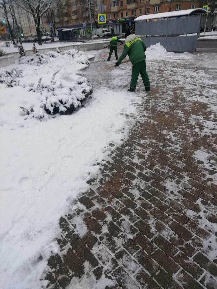 В связи со снегопадом УП "Зеленстрой Партизанского района г.Минска" усиленно ведутся работы по очистке территорий от снега и наледи и посыпке ПСС