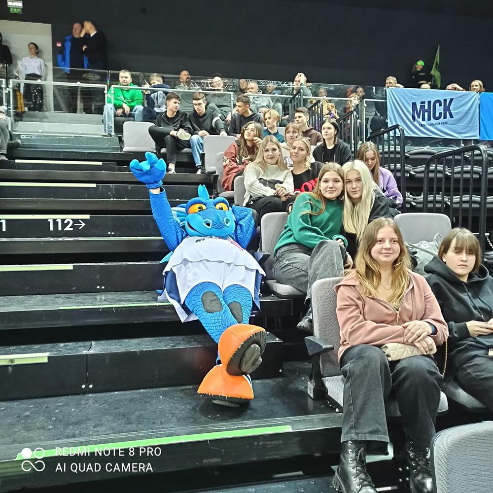 Учащиеся Минского колледжа предпринимательства провели субботний день на матче по баскетболу между командами "Минск" и "Енисей" в рамках турнира Единая лига ВТБ