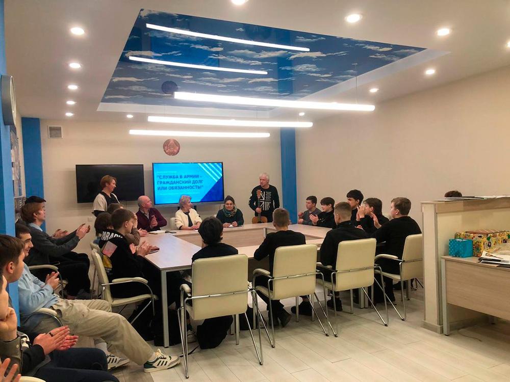 23 февраля в День защитников Отечества в филиале КСТМиА УО РИПО прошла диалоговая площадка «Служба в армии – Гражданский долг или Обязанность!»
