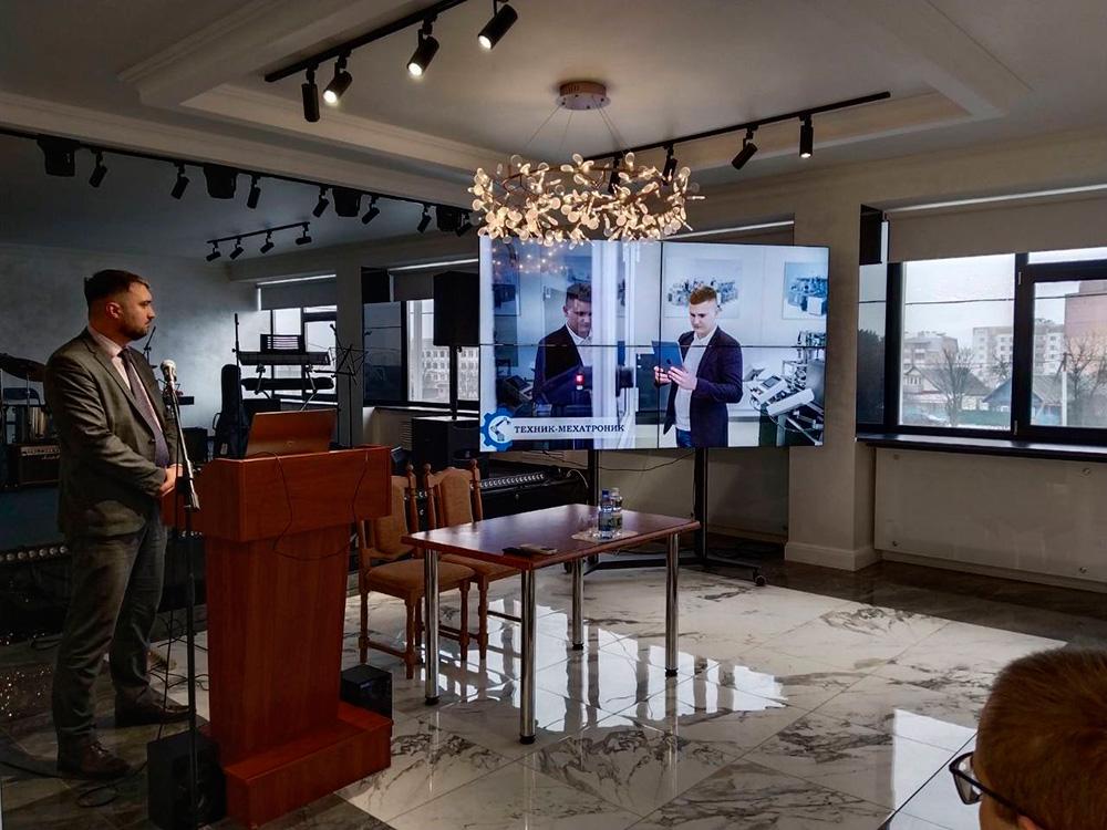 24 февраля на базе ОАО "Управляющая компания холдинга "Белкоммунмаш" организована встреча представителей учебных заведений, готовящих специалистов для машиностроительной отрасли, выпускников 9-х и 11-х классов и работников холдинга