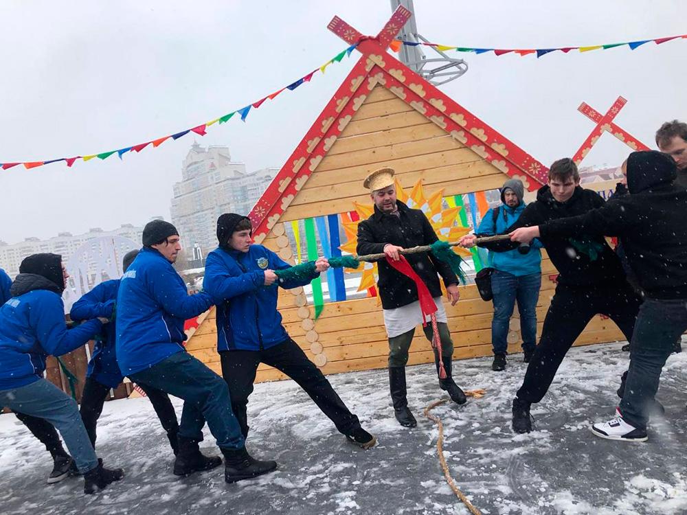 Традиционно масленичные потехи, развлечения и состязания, а также вкусные пышные блинчики состоялись на городском мероприятии возле Дворца спорт