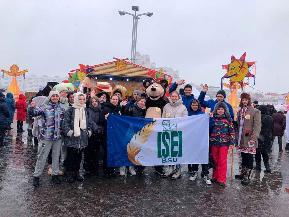 Традиционно масленичные потехи, развлечения и состязания, а также вкусные пышные блинчики состоялись на городском мероприятии возле Дворца спорт