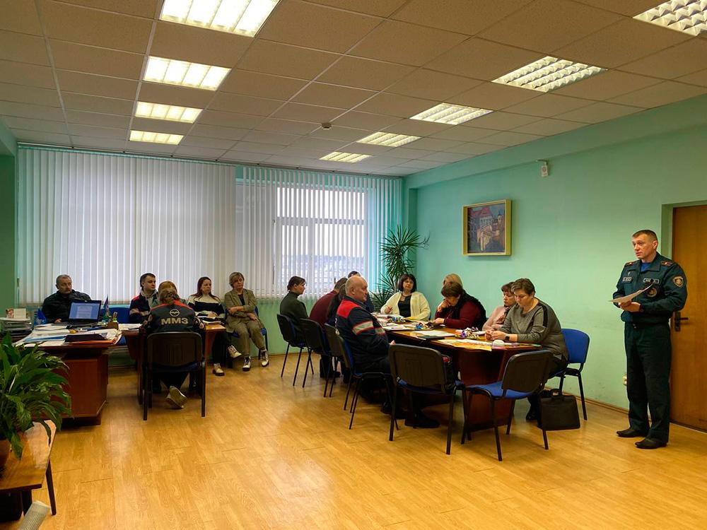 Заместитель начальника районного отдела по чрезвычайным ситуациям Партизанского района Николай Казак провел встречу с председателями цеховых комитетов Минского моторного завода