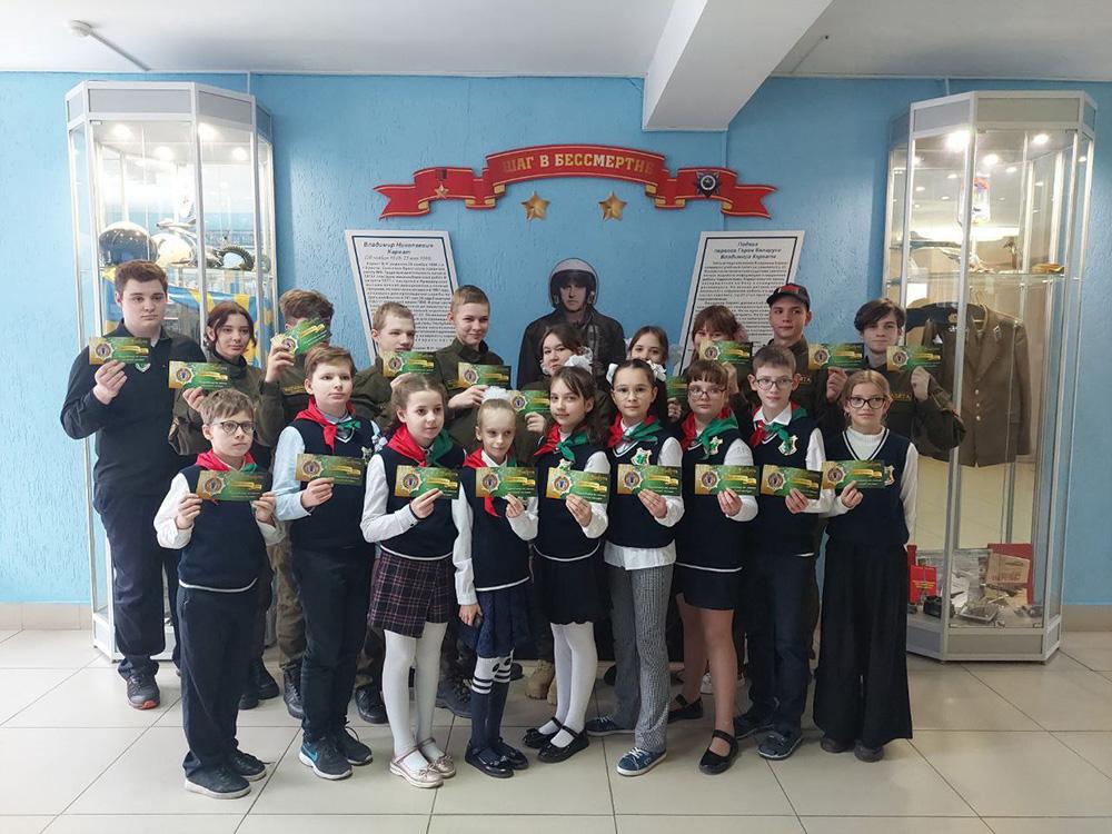 2 марта в СШ182 прошла акция "Напиши пожелание сотруднику милиции", в которой приняли ОРЛЯТА_НАСЛЕДНИКИ_ПОБЕДЫ и малыши, которых приняли в пионеры