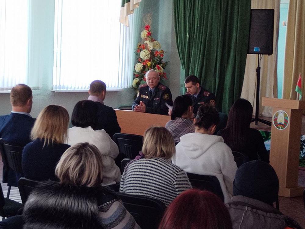 В рамках проведения комплекса профилактических мероприятий, 6 марта, в филиале "Троллейбусный парк 5" прошла встреча трудового коллектива со старшим госавтоинспектором майором милиции Партизанского района Сидором Юрием Михайловичем и начальником ОГАИ Парт