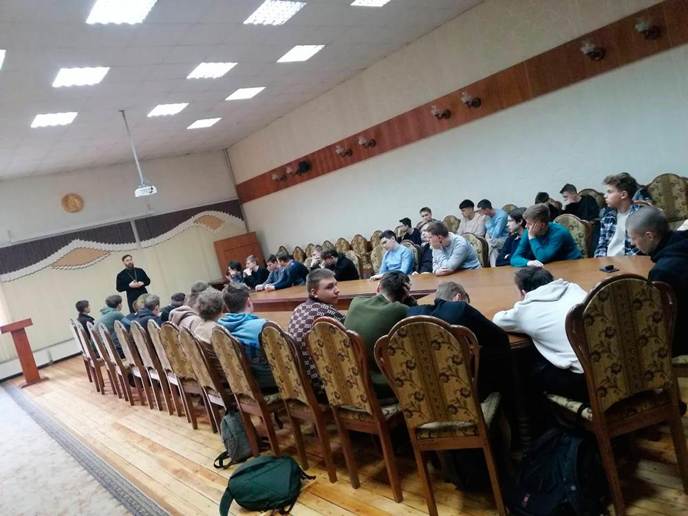 Сегодня состоялась очередная духовная беседа учащихся колледжа с настоятелем прихода храма в честь иконы Божией Матери «Неупивамая Чаша» г.Минска протоиереем Дионисием Пясецким