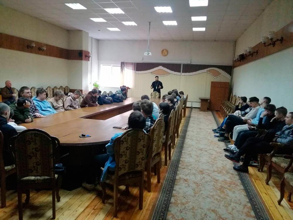 Сегодня состоялась очередная духовная беседа учащихся колледжа с настоятелем прихода храма в честь иконы Божией Матери «Неупивамая Чаша» г.Минска протоиереем Дионисием Пясецким