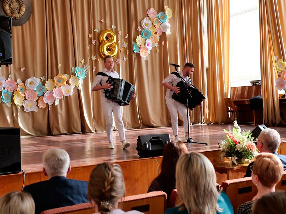 7 марта генеральный директор ОАО "МЭТЗ имени В.И. Козлова" Александр Радевич и председатель первичной профсоюзной организации завода Андрей Варавко поздравили прекрасных женщин с наступающим Днем 8 Марта