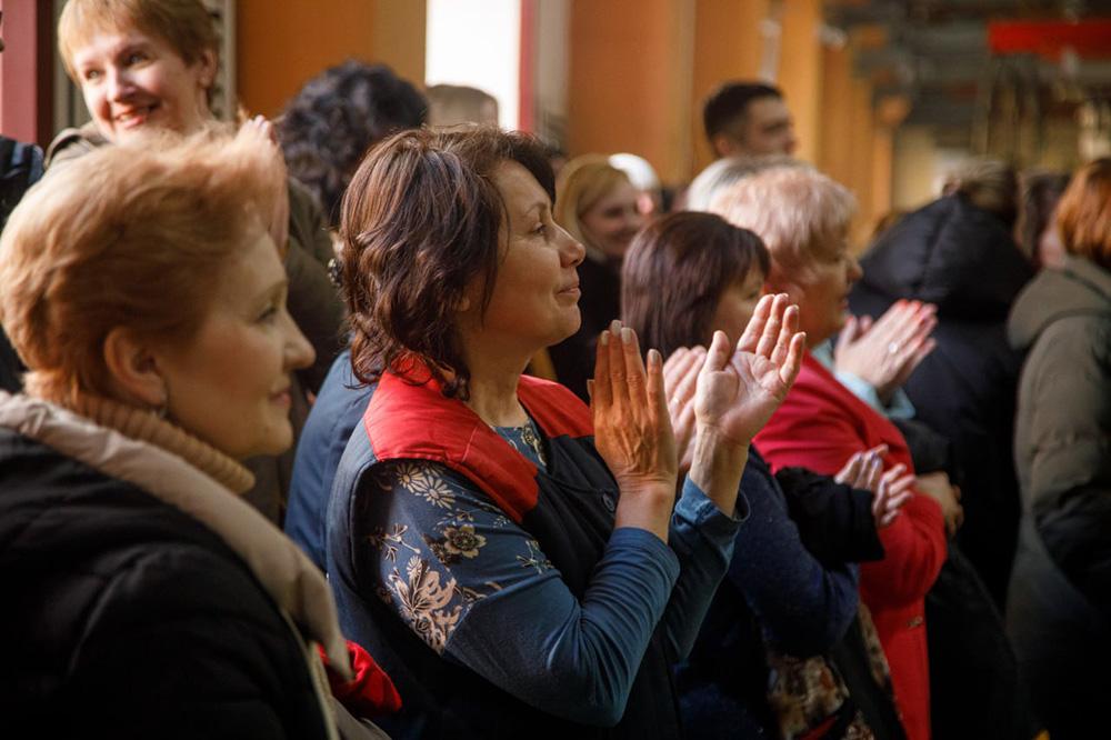 Фотосессия в цветах, концерт прямо на конвейере и танцы до упаду