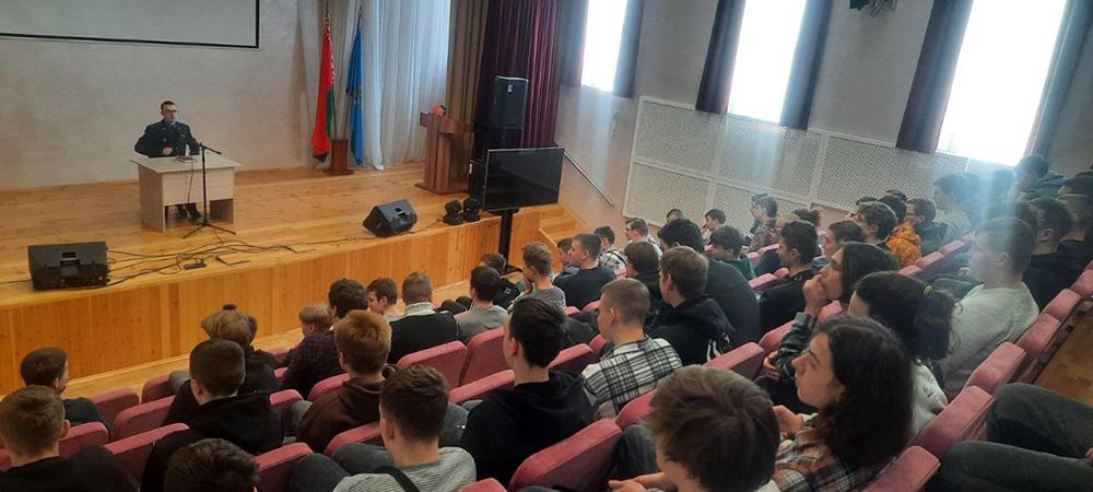 09.03.2023 в УО "Минский государственный колледж монтажных технологий и транспортной логистики" следователь следственного комитета Республики Беларусь провёл беседу по профилактике преступлений с учащимися учебных групп 11 "ЭЭМ", 14 "МТ", 20 "АК"
