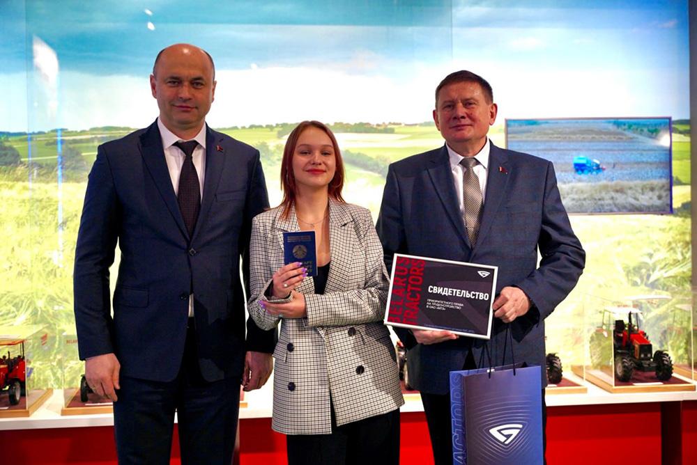 Акция «Мы – граждане Беларуси!», приуроченная ко Дню Конституции, прошла на Минском тракторном заводе