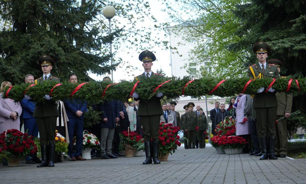 4 мая в преддверии Дня работников радио, телевидения и связи ️и Дня Победы в Академии связи состоялась церемония возложения цветов к Мемориальному знаку воинам-связистам, погибшим в годы Великой Отечественной войны